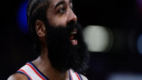 凯拉·西蒙斯“完美女神”泳装秀场惊现更衣室危机