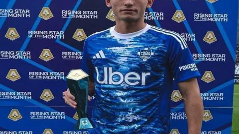 王曼昱再受网络名嘴批评：即便粉丝看法不一，你仍需坚强，连足球巨星梅西也曾遭遇嘘声。